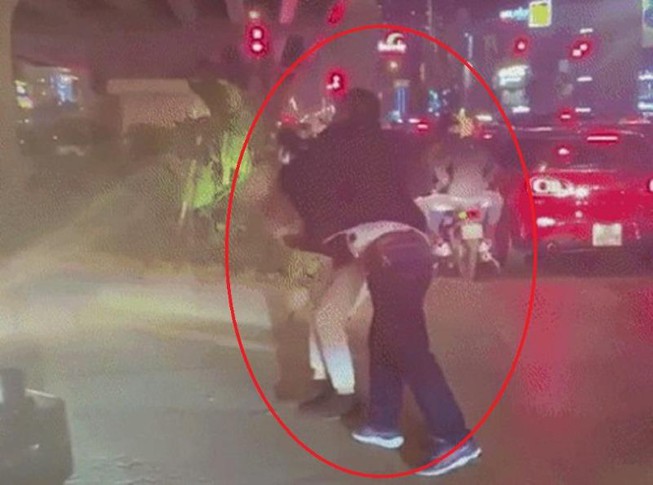 Hà Nội: Khởi tố vụ tài xế đánh người vì bị nhắc dừng đèn đỏ lâu lastest-news