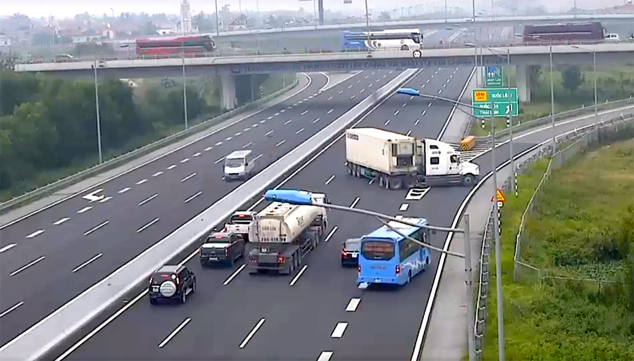 Tai nạn kinh hoàng vì đi ngược chiều trên cao tốc lastest-news