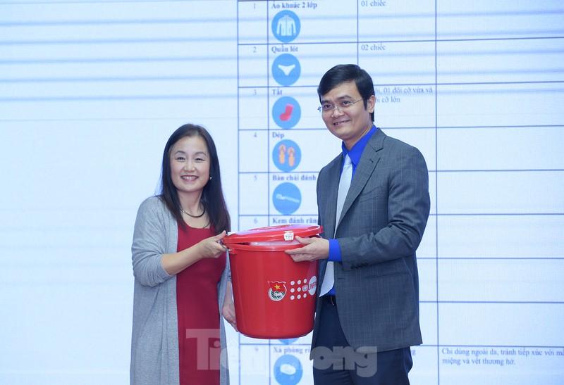 Hỗ trợ hơn 3.000 bộ đồ dùng thiết yếu cho người cao tuổi ứng phó với lũ lụt lastest-news
