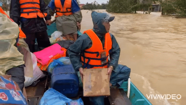 Bị dân mạng chỉ trích dữ dội vì ném đồ cứu trợ, Hồ Việt Trung lên tiếng lastest-news