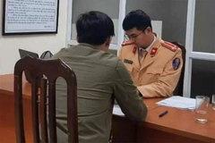 CSGT xử phạt lái xe máy lao theo đoàn phục vụ Đại hội Đảng XIII lastest-news