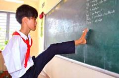 Vượt qua nghịch cảnh, cậu bé không tay trở thành sinh viên đại học lastest-news